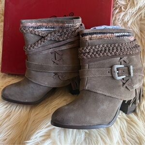 Naughty Monkey Saddle Baggin Ankle Boots Sz 6.5 NEW In Box Taupe Western Cowgirl